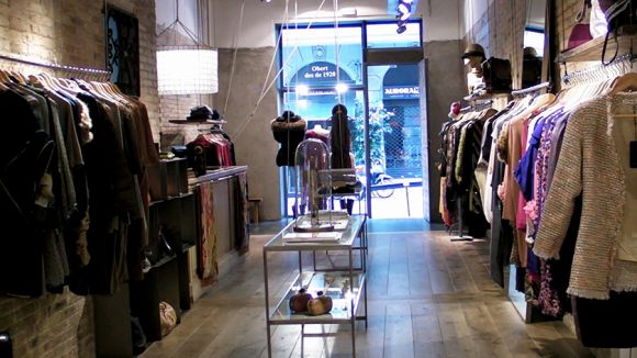 Alt: Els comerços de Sant Cugat obren aquest diumenge amb les rebaixes com a reclam