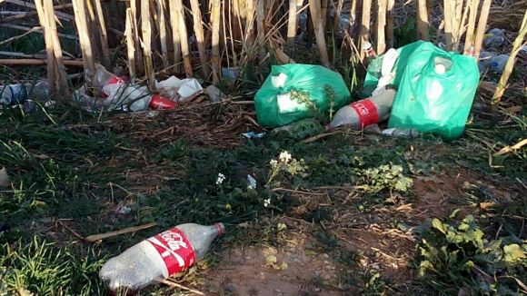 C's lamenta la brutícia causada pel botellot a Can Solà i demana accions a l'Ajuntament