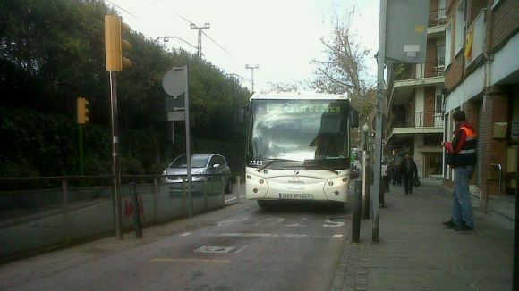 Quatre ferits en un accident d'autobús a la plaça de Lluís Millet