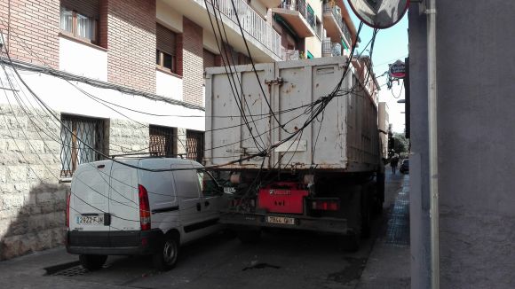 Restablert el trànsit al carrer Indústria després que un camió hagi arrencat uns cables telefònics