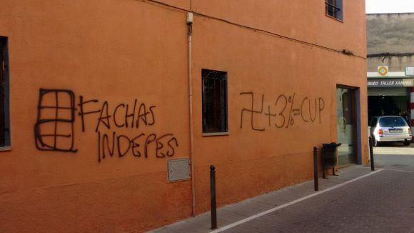 Apareixen a Cal Temerari pintades que comparen la CUP amb el nazisme