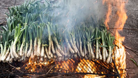 La calçotada popular de l'EI reivindica l'ús del carrer com a espai públic