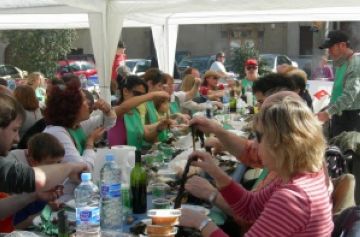 Alt: Una calçotada serveix per reivindicar millores al barri Centre-Estació