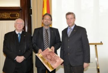 Ernest Benach rep el calendari de la PB Mil·leni