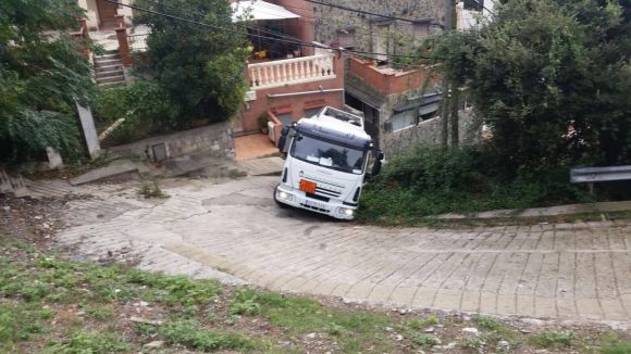 Un camió amb gasoil cau al carrer de la Verònica de les Planes