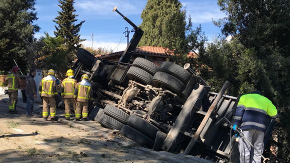 Bolca un camió al jardí d'una casa a Valldoreix