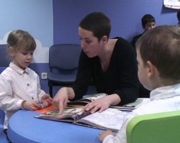 Alt: Abacus fa tallers infantils al Capio HGC per als menuts que esperen per entrar al metge