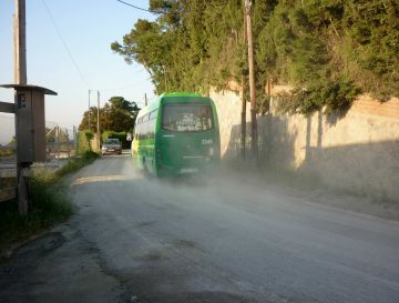 Els veïns del carrer Pere Planas critiquen que l'Ajuntament només compacti el terreny i no opti per pavimentar-lo