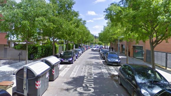 Cremen dos contenidors al carrer de Pau Casals