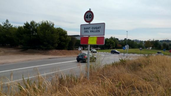 El cartell que identifica Sant Cugat com a membre de l'AMI apareix pintat amb una bandera espanyola