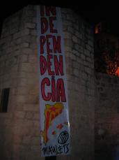 Maulets despengen una pancarta en el primer dels actes en contra de la Constitució espanyola