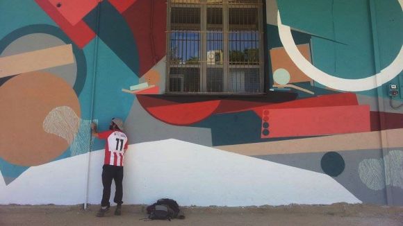 La Casa de Cultura llueix una pintura mural per fer més atractiva la façana