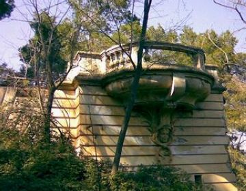 L'enderrocament d'unes cases en runes permet millorar l'accés al barri de Can Cortés des de l'Arrabassada