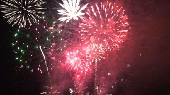 El Castell de Focs il·lumina el cel de Sant Cugat l'última nit de Festa Major