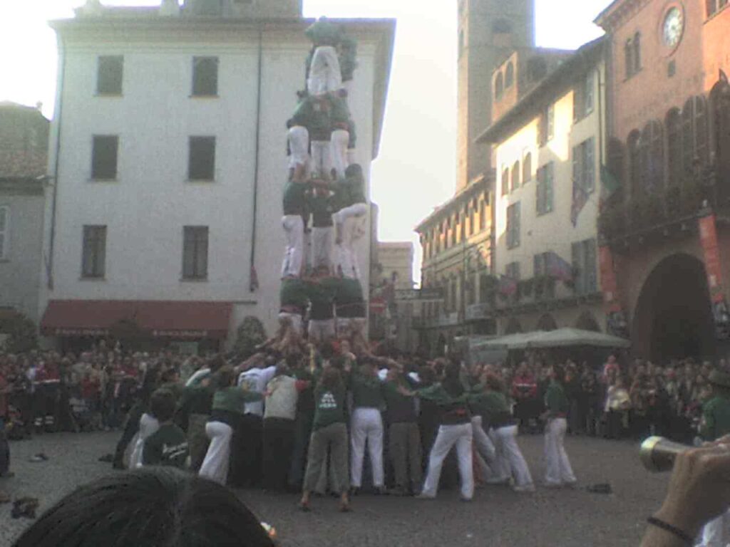 Alt: Els Castellers assagen un 4 de 8 a Alba