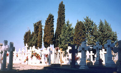 Més de 6.000 santcugatencs visiten el cementiri per a Tots Sants