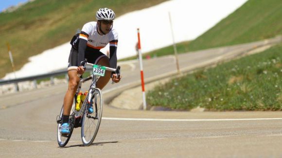 Alt: Compte enrere en l'aventura de López per la campanya '1,5 metres'