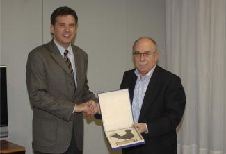 Alt: Ramón Martos rep el reconiexement de l'alcalde