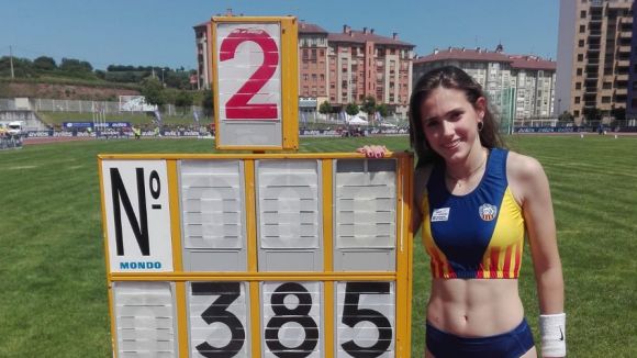 Clara Fernández fa nou rècord d'Espanya sub 16 de salt de perxa i assoleix l'Estatal