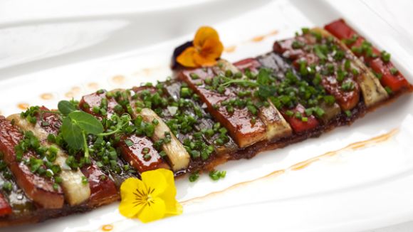 Alt: Les pastisseries de la ciutat treballen intensament per tenir a punt les coques de Sant Joan