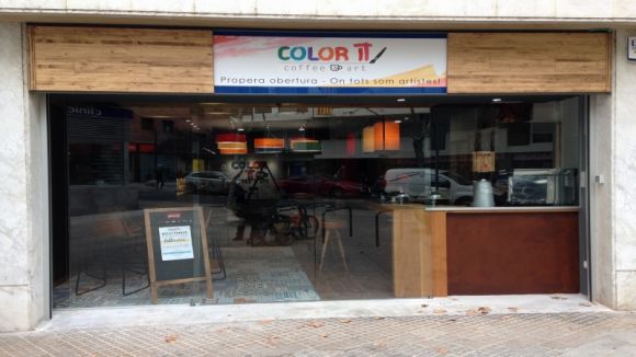Color it ofereix a l'avinguda Lluís Companys cafeteria i ceràmica en un únic espai