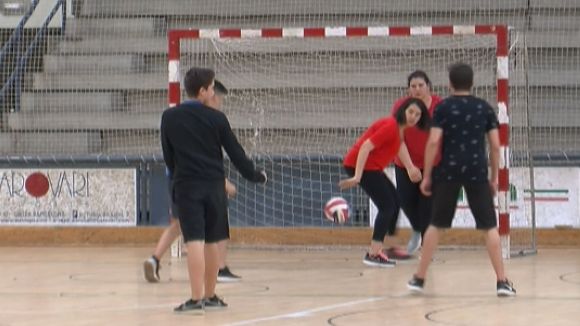 Uns 400 estudiants de 4t d'ESO dels instituts públics comparteixen una original matinal esportiva