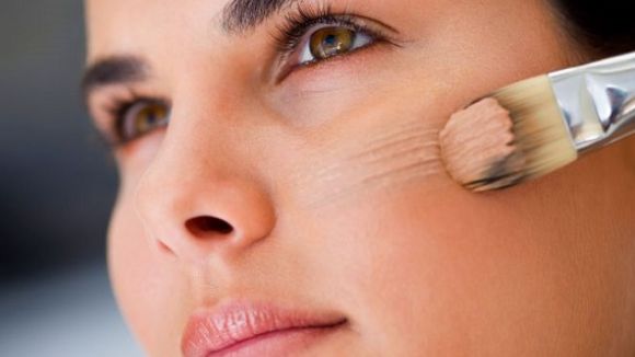 Hàbits i costums que cal evitar en el maquillatge, a l'espai 'Cuida't' del SAF