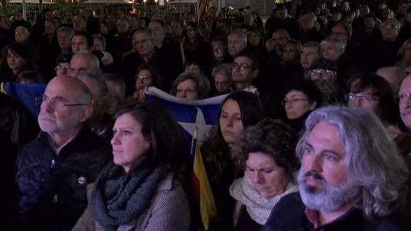 Unes 250 persones es concentren a la plaça de la Vila en suport a Carme Forcadell