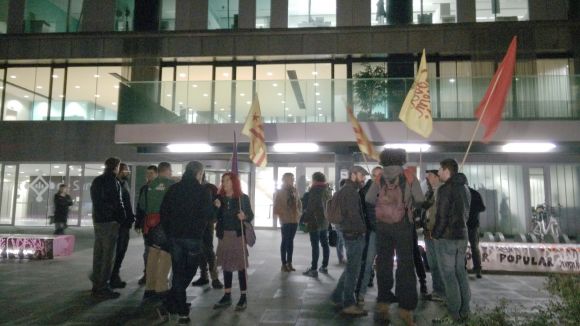 Una vintena de persones es concentra contra la suspensió del Constitucional