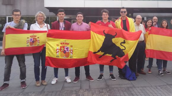 Una quinzena de persones es concentra davant l'ajuntament a favor de la unitat d'Espanya