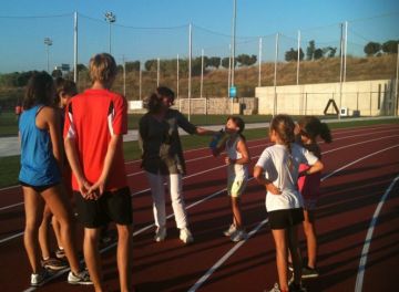 Primer tast dels atletes a les noves pistes d'atletisme de la Guinardera