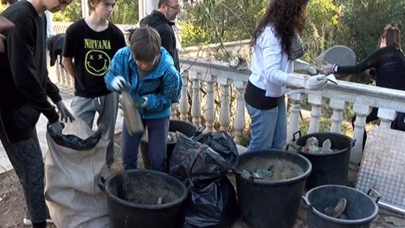 El Mussol i l'escola Tretzevents recullen deixalles a la Floresta amb concienciARTE
