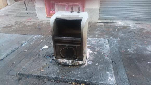 Crema un contenidor soterrat del carrer de Santiago Rusiñol de matinada