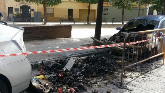 Un cotxe crema a la plaça de Pep Ventura i afecta un contenidor