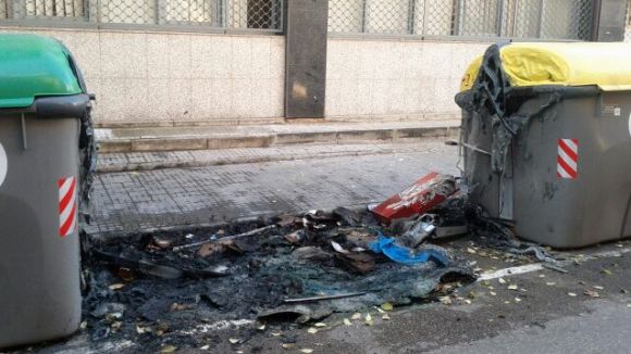 Crema un contenidor al carrer de Joan Maragall