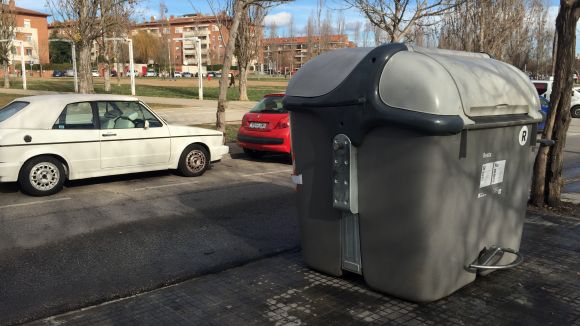 Cremen dos contenidors al carrer d'Abat Armengol