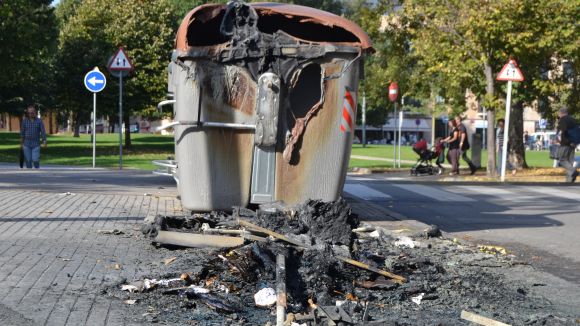 Cremen quatre contenidors en una matinada