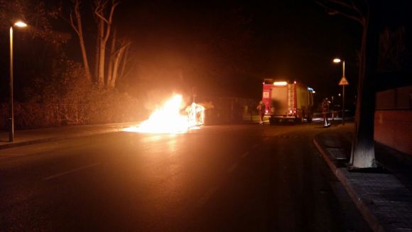 Cremen tres contenidors davant l'escola Catalunya a Mira-sol