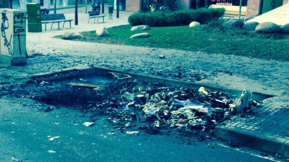 Reobert el trànsit al Torrent de la Bomba, un cop retirats els contenidors cremats