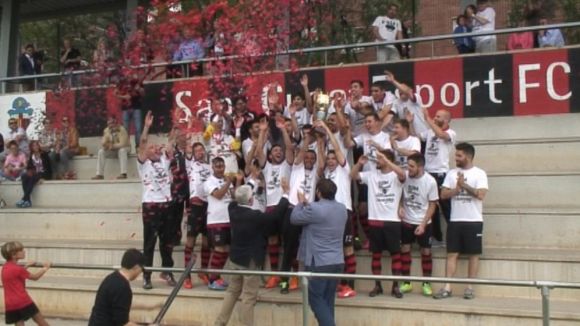 El SantCu celebra el títol de lliga però no pot regalar un triomf a la seva afició