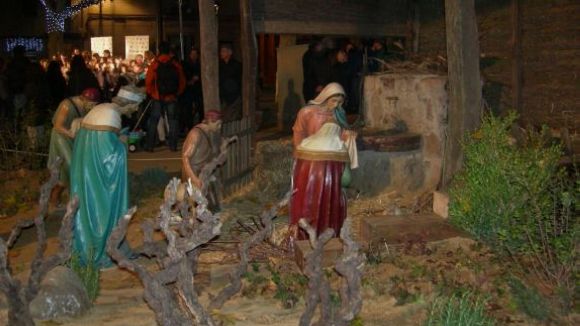 La tradició del pessebre, atracció de la nova plaça de Barcelona