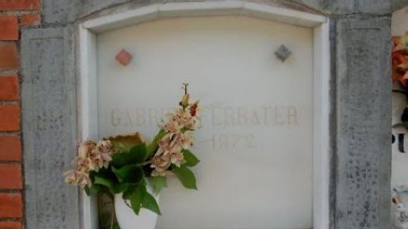 Alt: El cementiri municipal rep 9.000 santcugatencs per Tots Sants