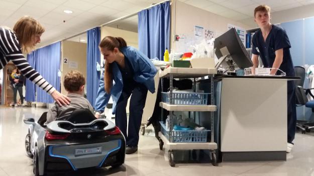 Anar en cotxe teledirigit a quiròfan per reduir l'estrès en infants
