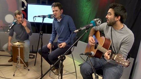 CrazyCmos en acústic al 'Desendolla't' de Cugat tv