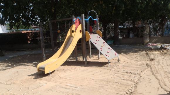 Les Planes renova la zona de jocs infantils de la plaça de la Creu d'en Blau