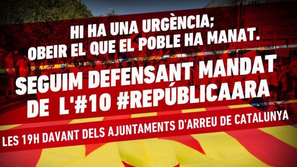 La CUP i CDR es concentren davant l'ajuntament per reclamar la proclamació de la República