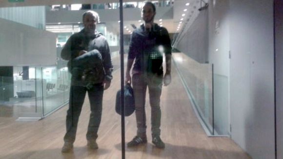 Alt: Els regidors de la CUP passen la nit al consistori a favor de la vaga