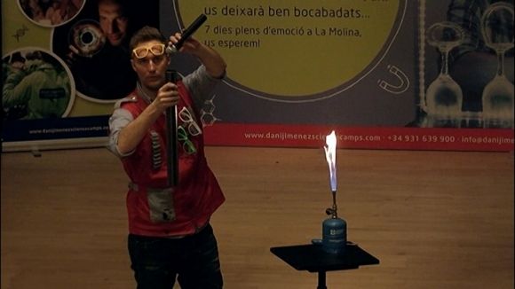 Dani Jiménez demostra a l'escola Àgora que la ciència pot ser un espectacle