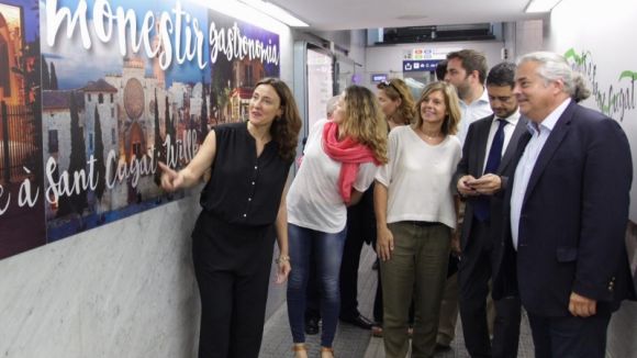 L'estació de FGC de Sant Cugat estrena decoració per promocionar el Monestir i altres atractius de la ciutat