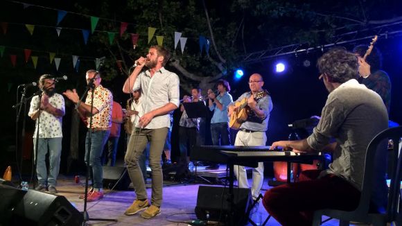 Derrumband mou la Festa Major a ritme de rumba